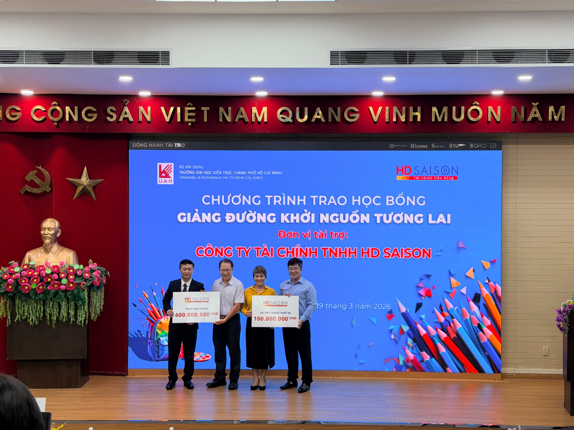 Đại diện HD SAISON trao tặng học bổng cho nhà trường