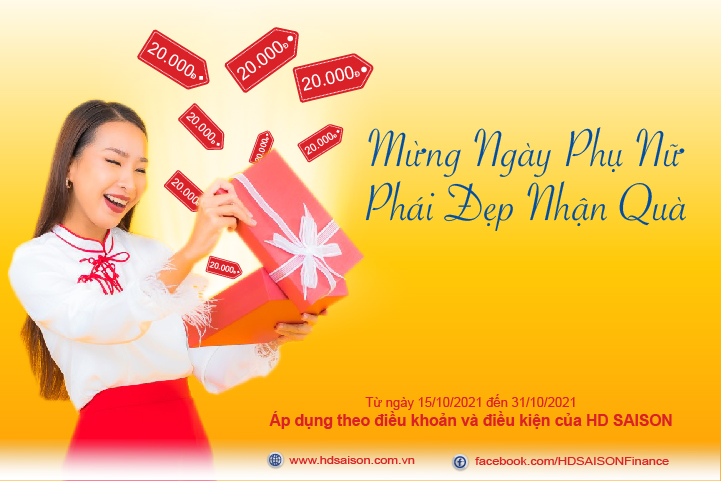 Khách hàng nữ nhận quà hấp dẫn