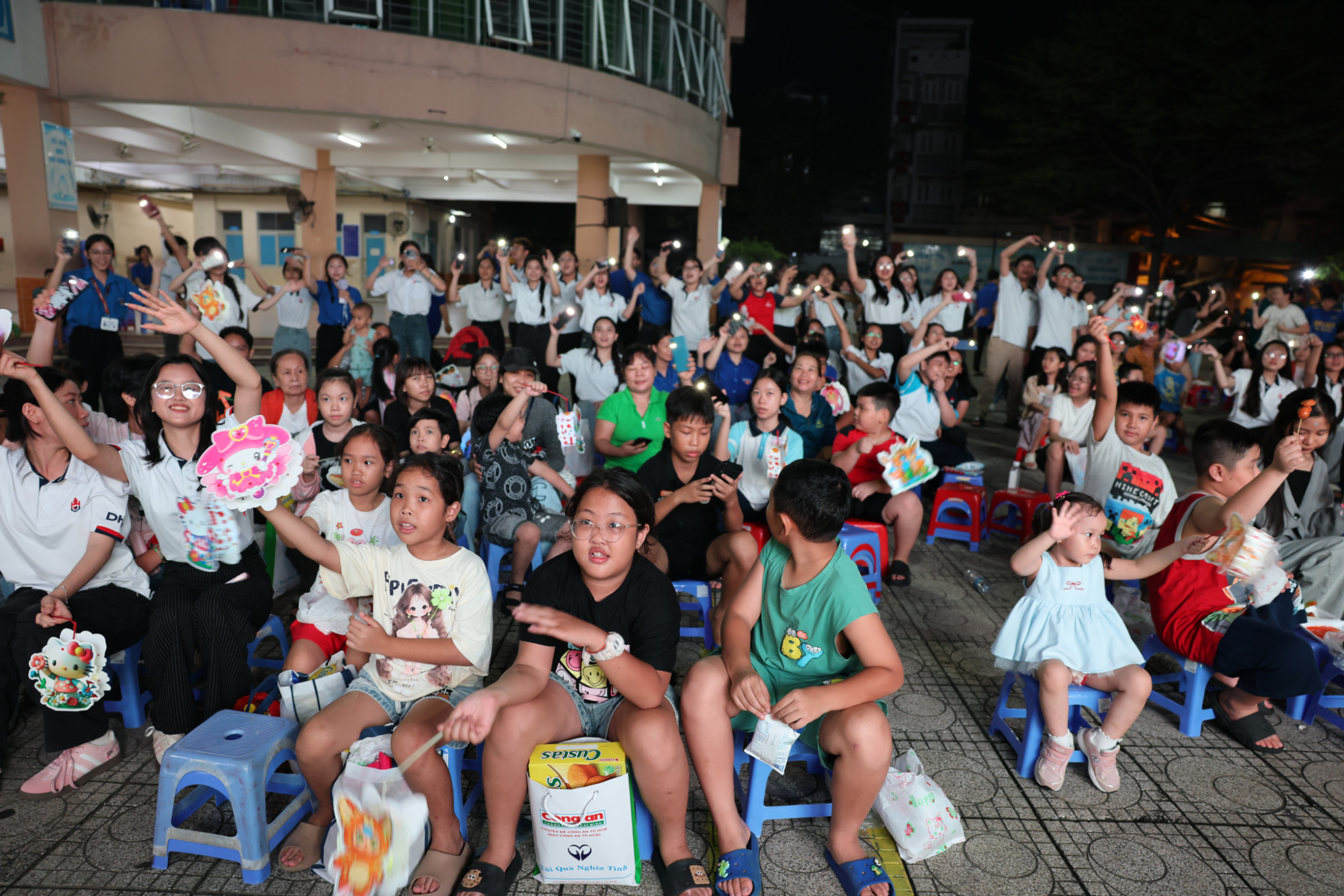 Đông đảo thiếu nhi P.An Nhơn tham gia vui chơi, giao lưu tại đêm hội
