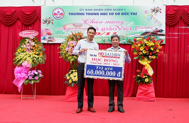 60 suất học bổng được HD SAISON trao cho các em học sinh có hoàn cảnh khó khăn, chăm ngoan